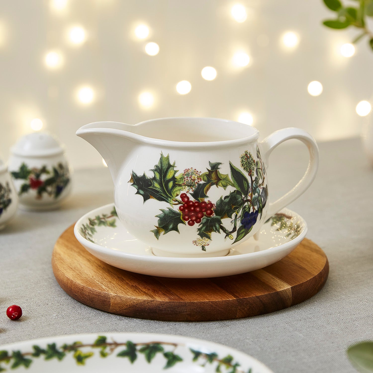 The Holly & the Ivy Gravy Boat & Stand 0.60L Boxed Set
