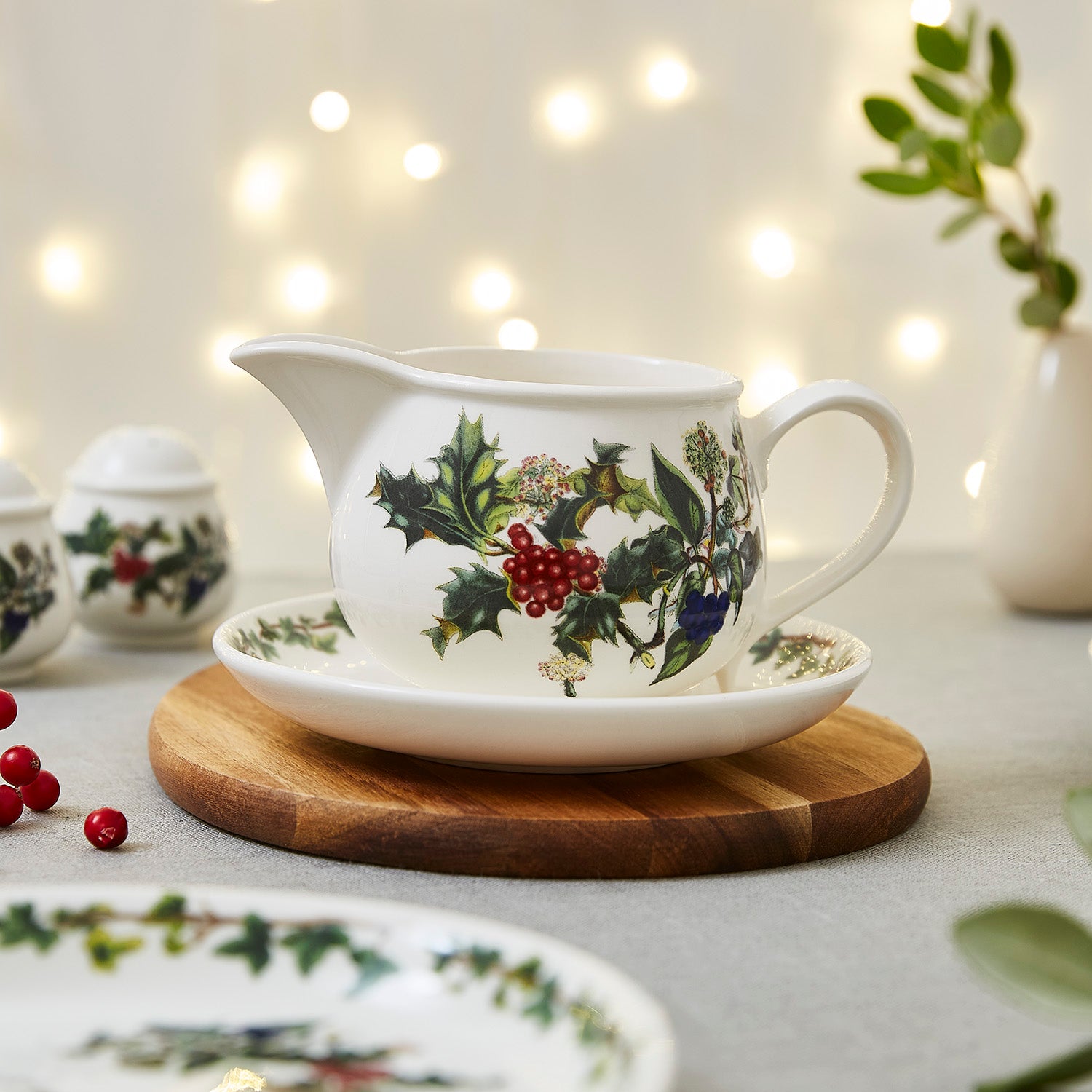 The Holly & the Ivy Gravy Boat & Stand 0.60L Boxed Set