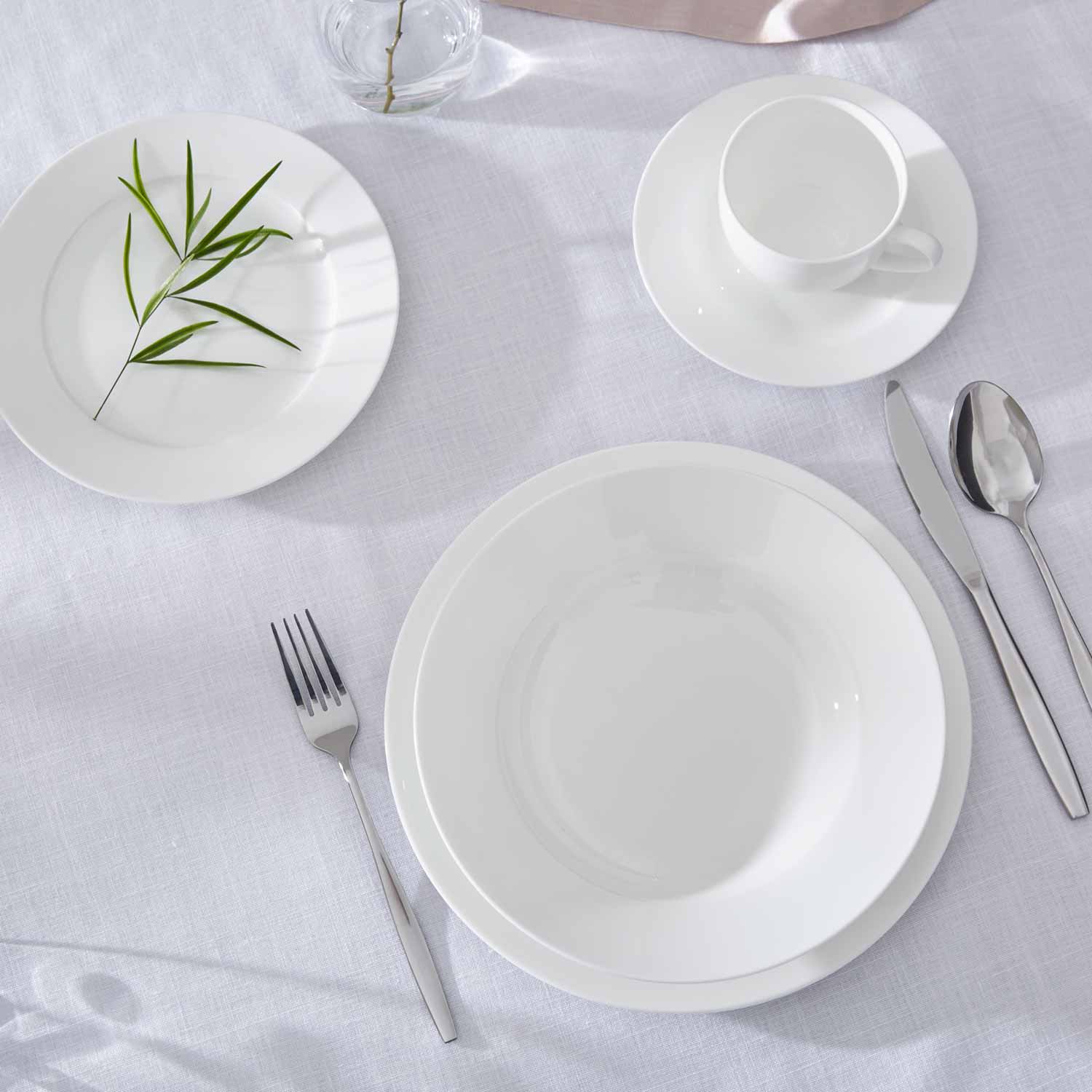 Royal Worcester Serendipity 20 Piece Set 4 x 27cm/10.5" Plate, 4 x 20cm/8" Plate, 4 x 23.5cm/9.25" Soup Plate, 4 x Teacup & Saucer Boxed Set