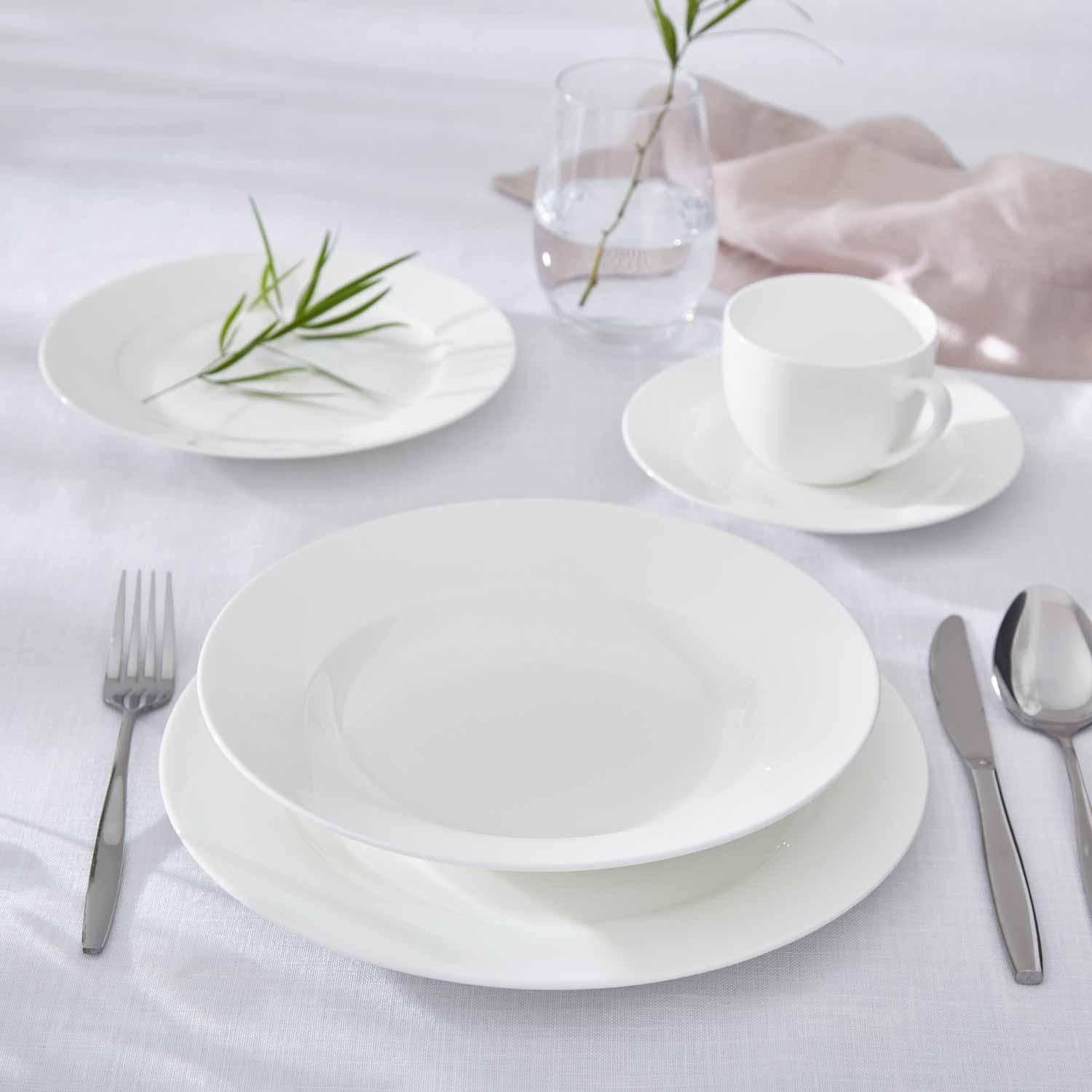 Royal Worcester Serendipity 20 Piece Set 4 x 27cm/10.5" Plate, 4 x 20cm/8" Plate, 4 x 23.5cm/9.25" Soup Plate, 4 x Teacup & Saucer Boxed Set