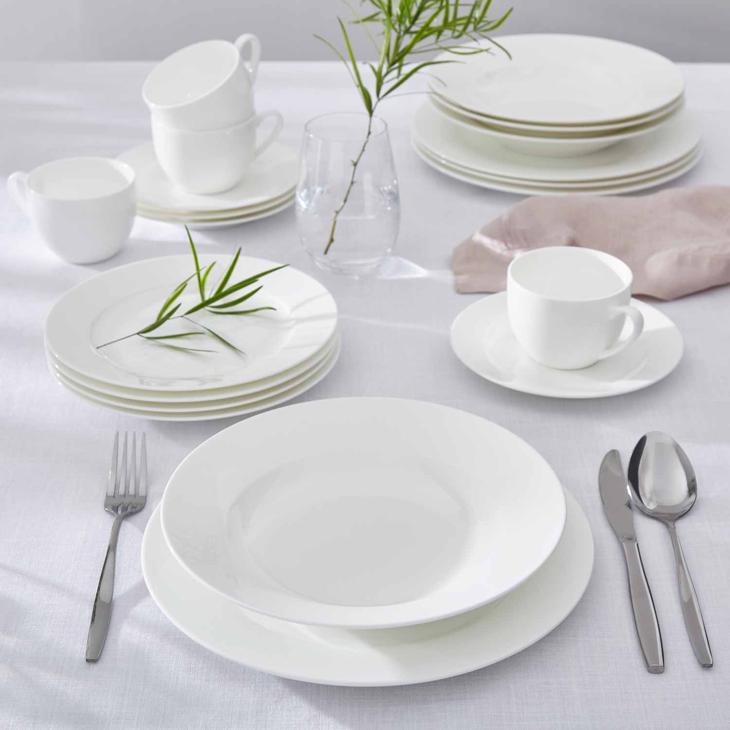 Royal Worcester Serendipity 20 Piece Set 4 x 27cm/10.5" Plate, 4 x 20cm/8" Plate, 4 x 23.5cm/9.25" Soup Plate, 4 x Teacup & Saucer Boxed Set